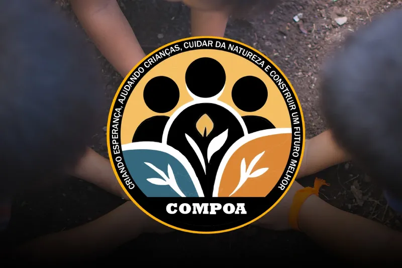 Logo da COMPOA sobre mãos de crianças plantando