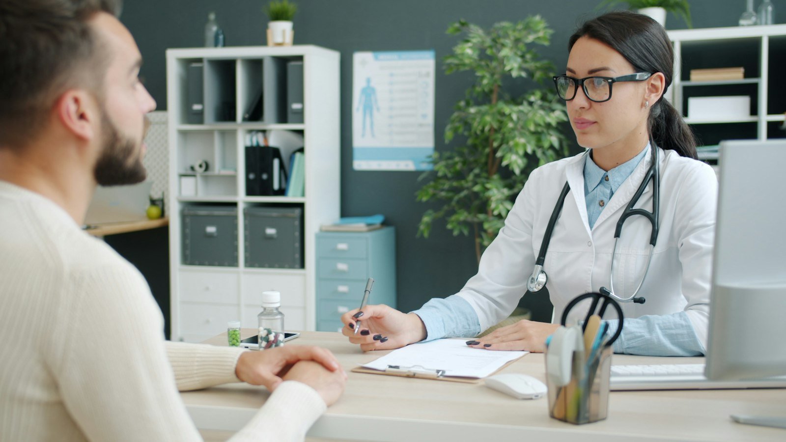 Médico conversando com paciente em consultório