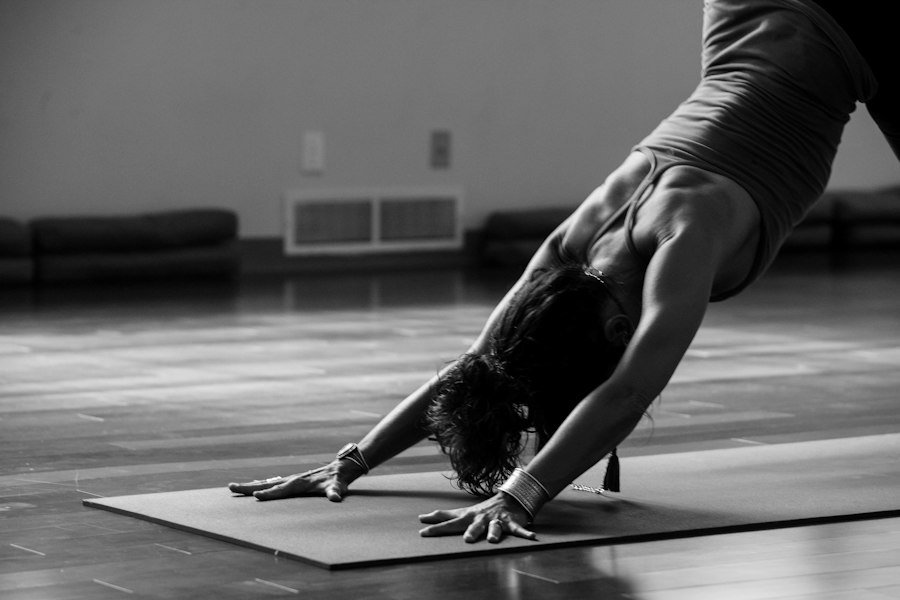 Aluna em postura de yoga no studio