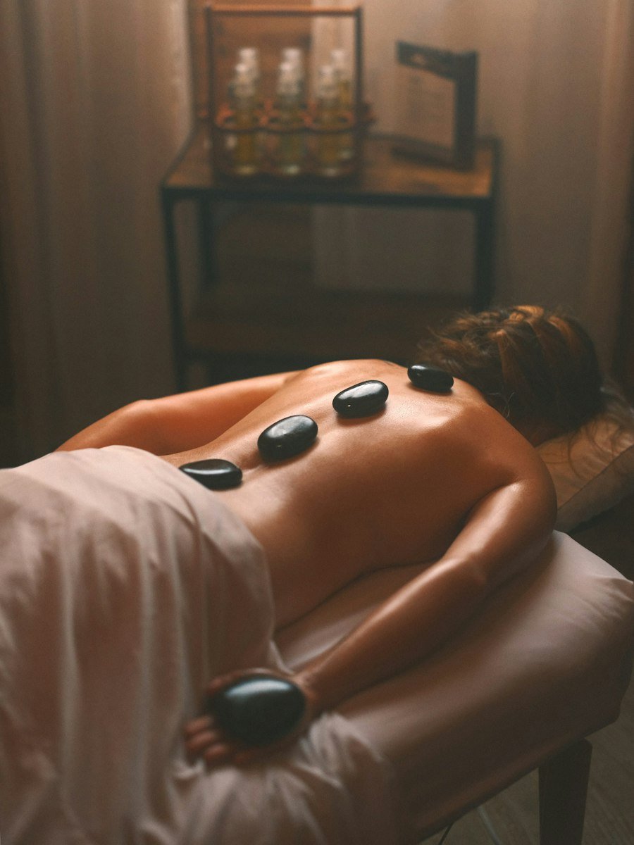 Massagem com pedras quentes