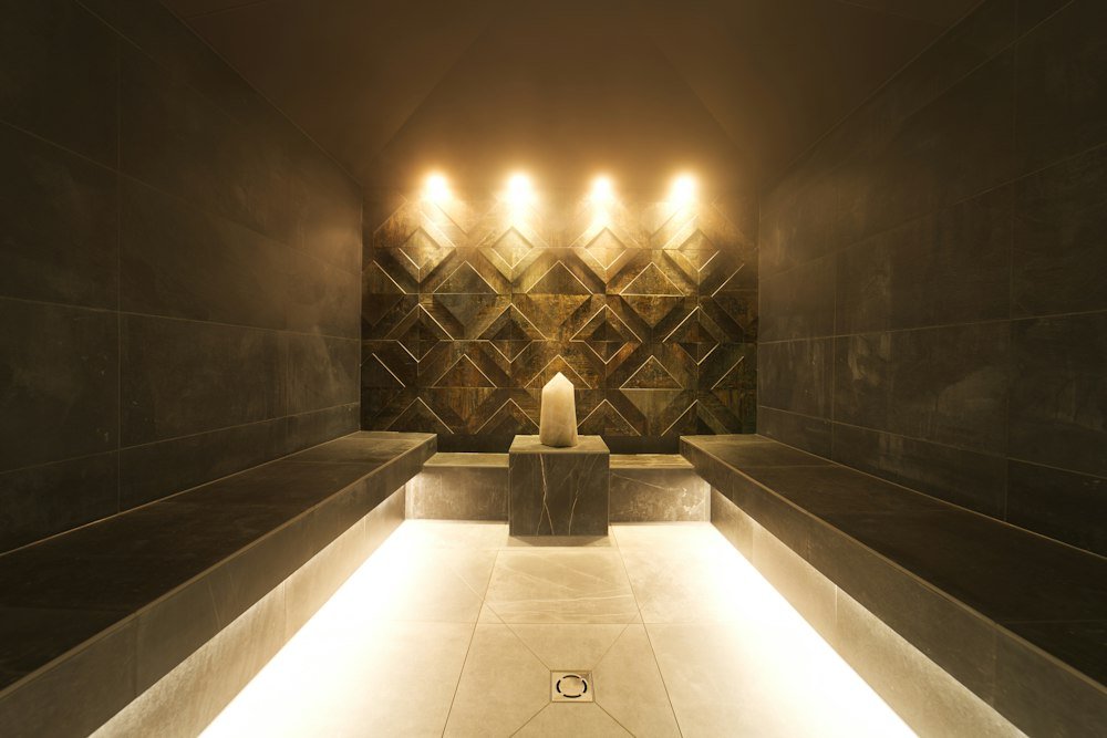 Sala de vapor do Wisa Spa iluminada em tons dourados