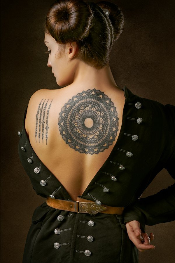 Mulher de costas com tatuagem de mandala em blackwork
