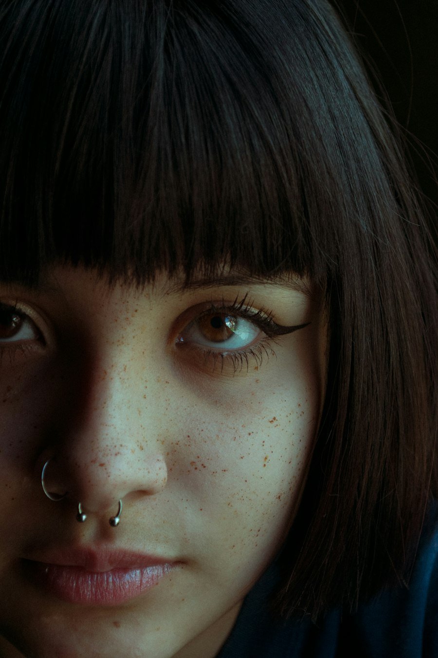Orelha com piercings em titânio